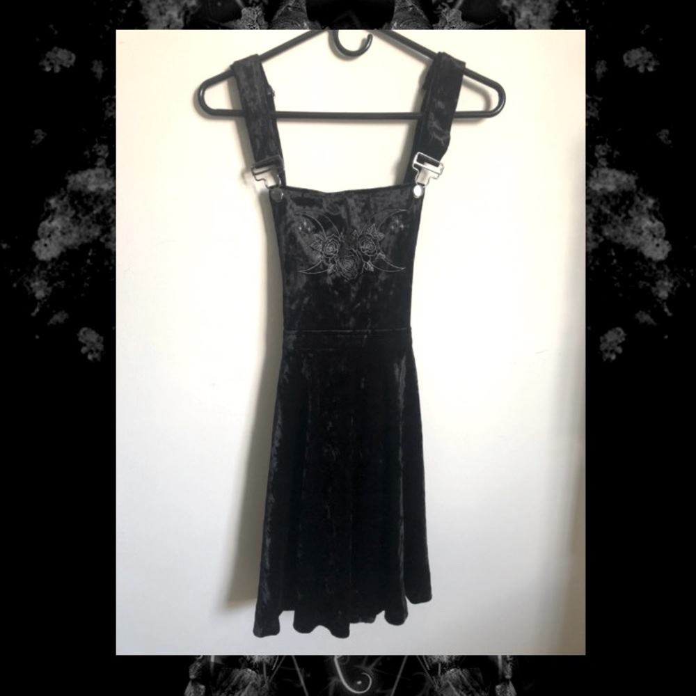 Hot Topic Moon & Roses Velvet Skirtall